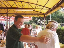 Predsjednik HTS-a Radimir Čačić tapša Borisa po ramenu nakon namještanja rezultata.